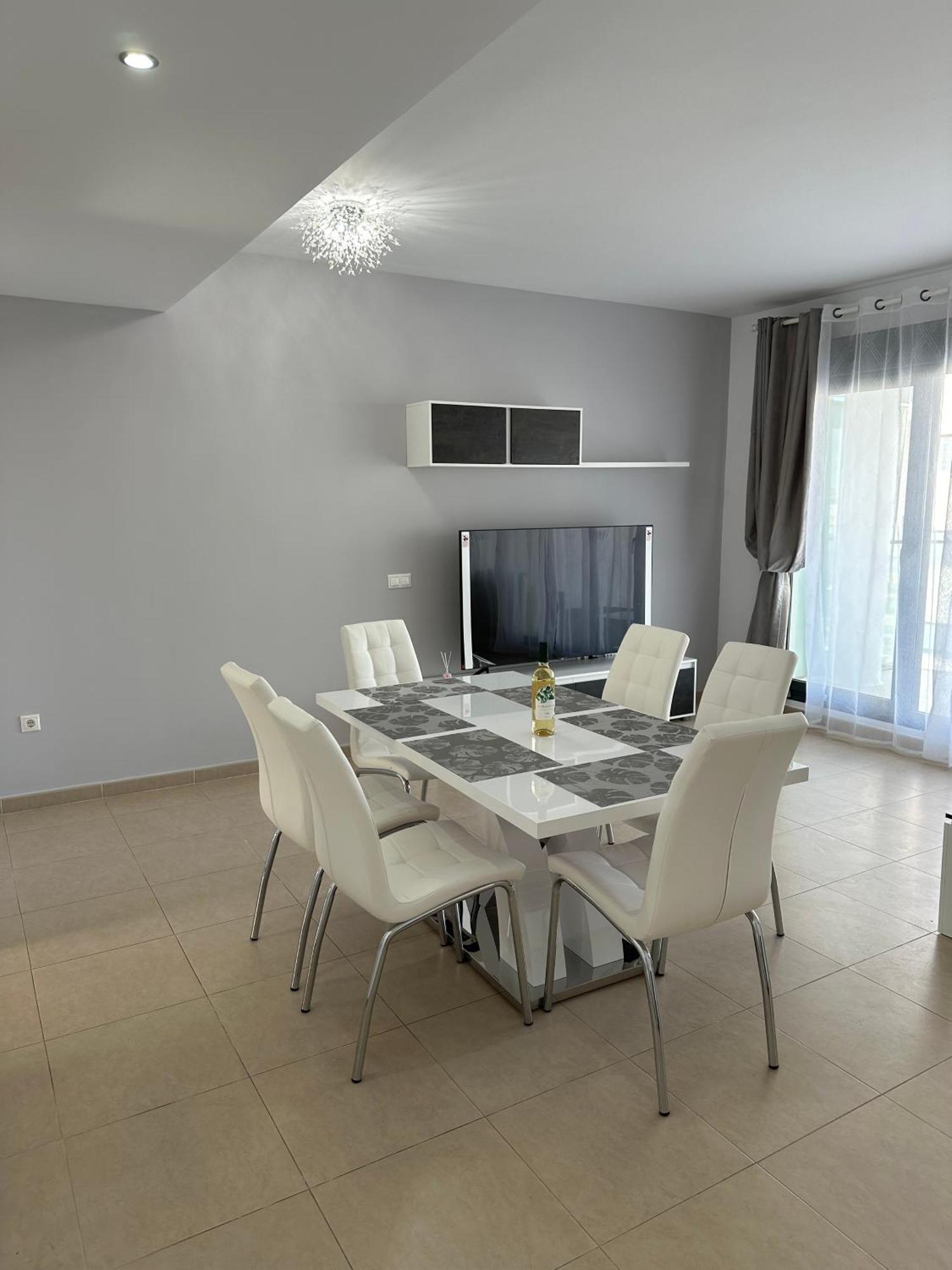 Luxurious, Newly-Renovated Large 2-Bedroom Condo By The Beach Benidorm Dış mekan fotoğraf