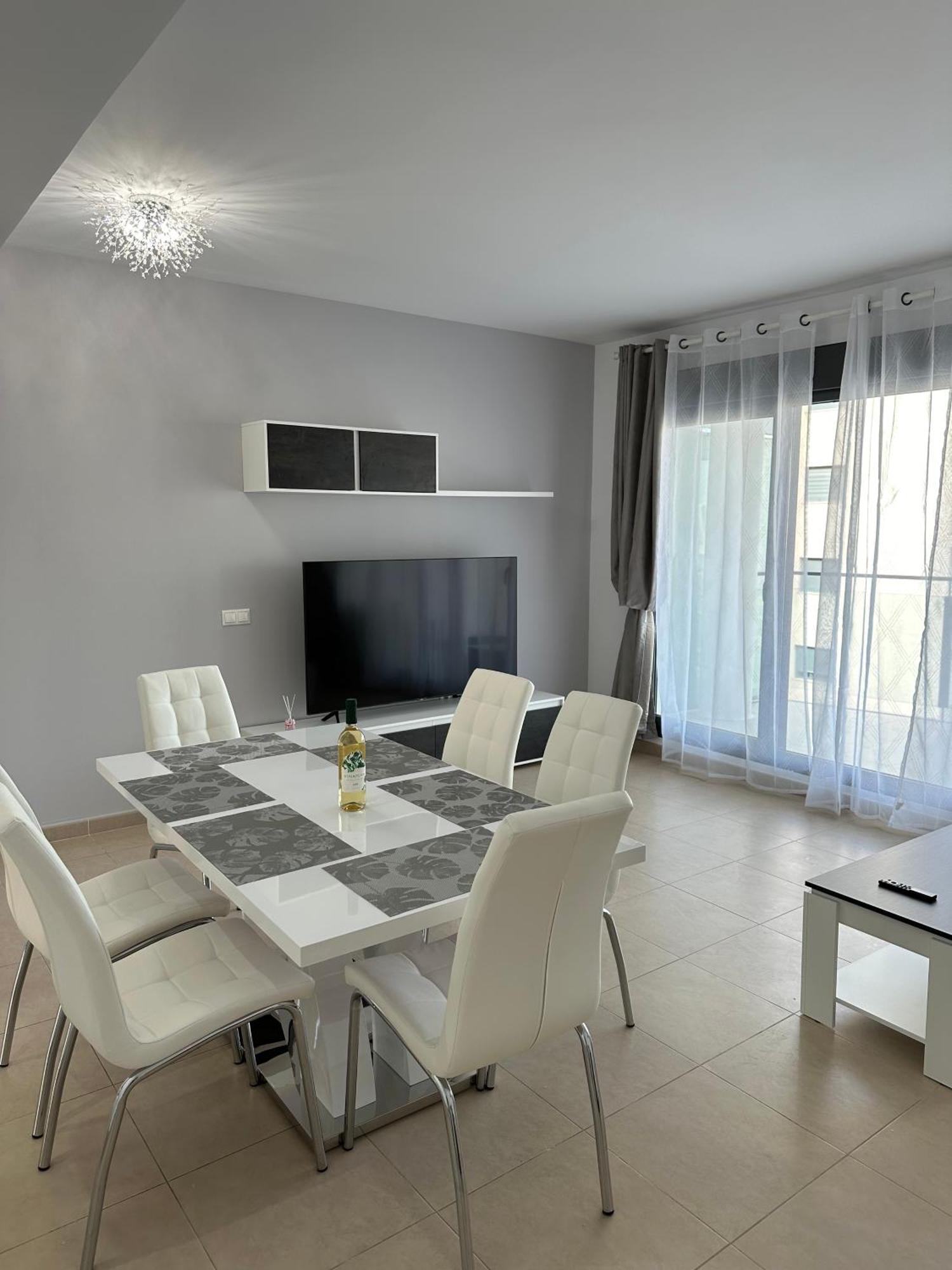Luxurious, Newly-Renovated Large 2-Bedroom Condo By The Beach Benidorm Dış mekan fotoğraf